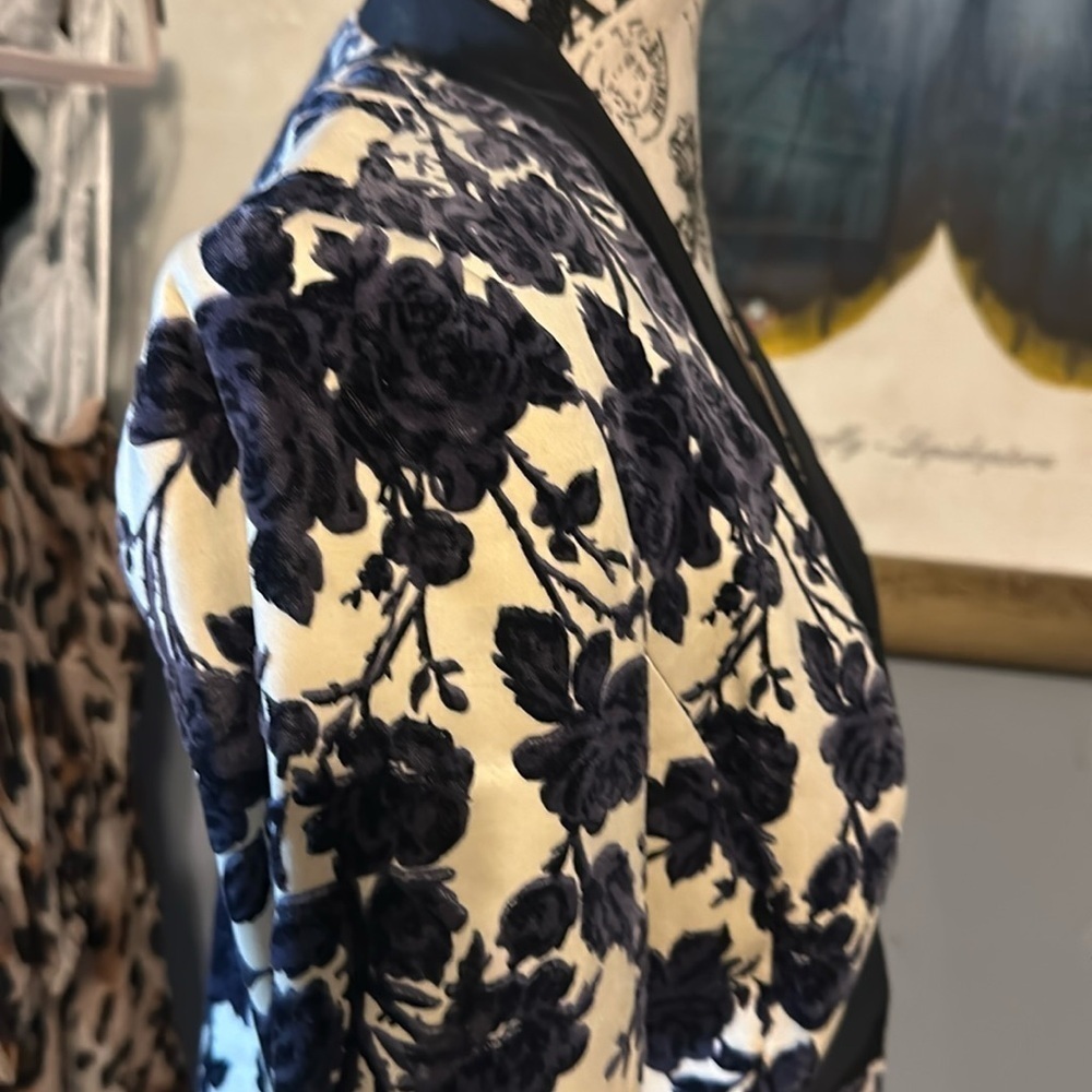 Tory Burch blazer. I wore to court a couple of times Size 6. Runs true to size - Picture 5 of 8